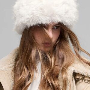 NWT Alo Yoga Opulent Faux Fur Wintersun Headband Oat Beige